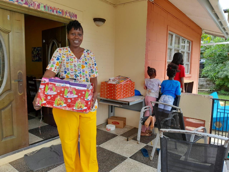 GFLF Waves The Christmas Wand To Children!